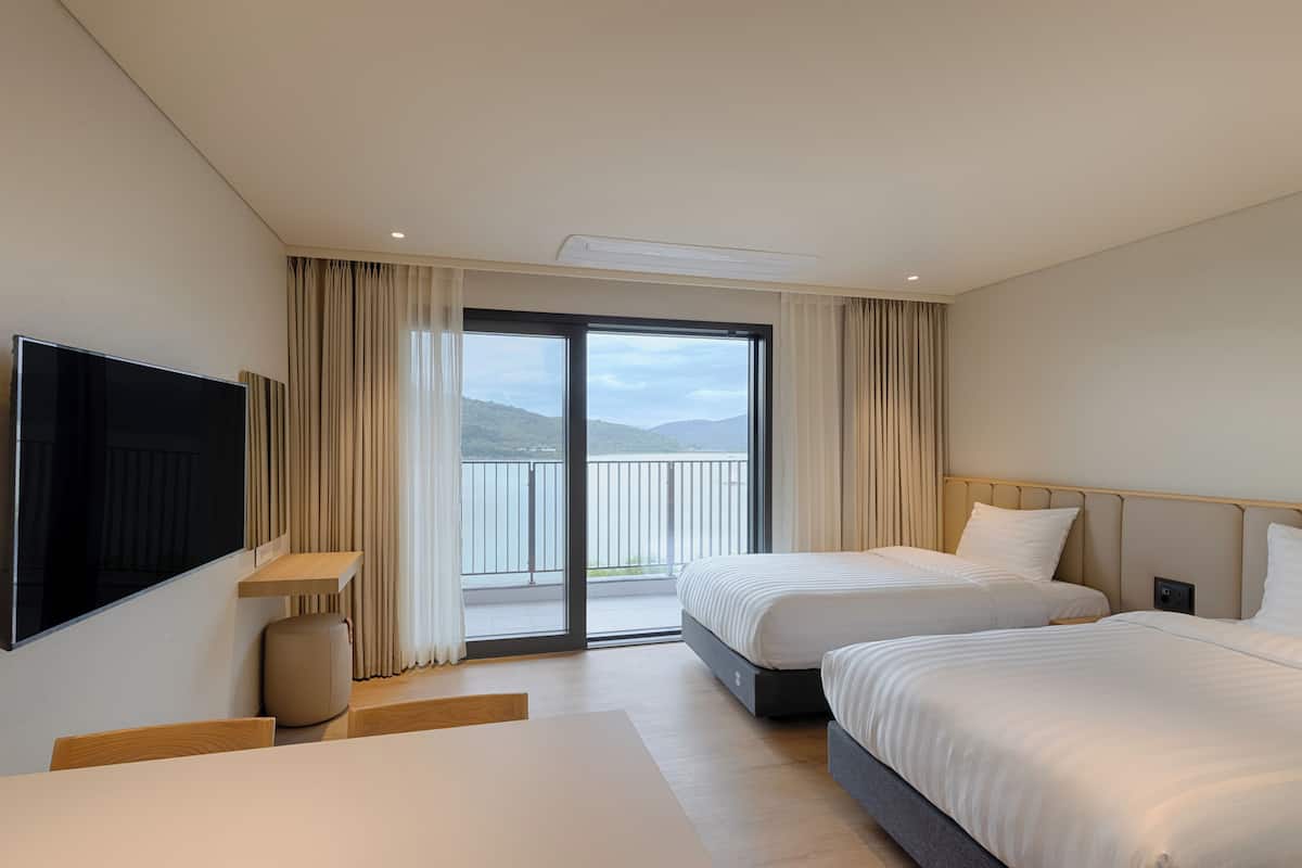 Family (Kitchen/Lake View/1 Double, 2 Singles) | 2 bilik tidur, peralatan tempat tidur premium