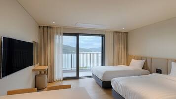 Family (Kitchen/Lake View/1 Double, 2 Singles) | Premium bedding, blackout drapes, soundproofing, bed sheets