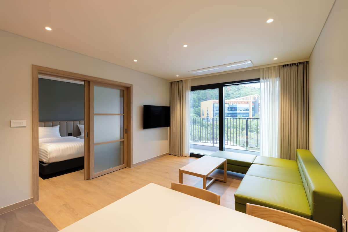Suite (Kitchen/View Free/1 Double, 2 Singles) | 2 bilik tidur, peralatan tempat tidur premium