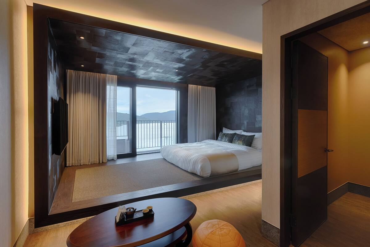 Deluxe Suite A (Clean/Lake View/1 Double, 1 Single) | เครื่องนอนระดับพรีเมียม, ผ้าม่านกันแสง, ห้องเก็บเสียง, ผ้าปูที่นอน