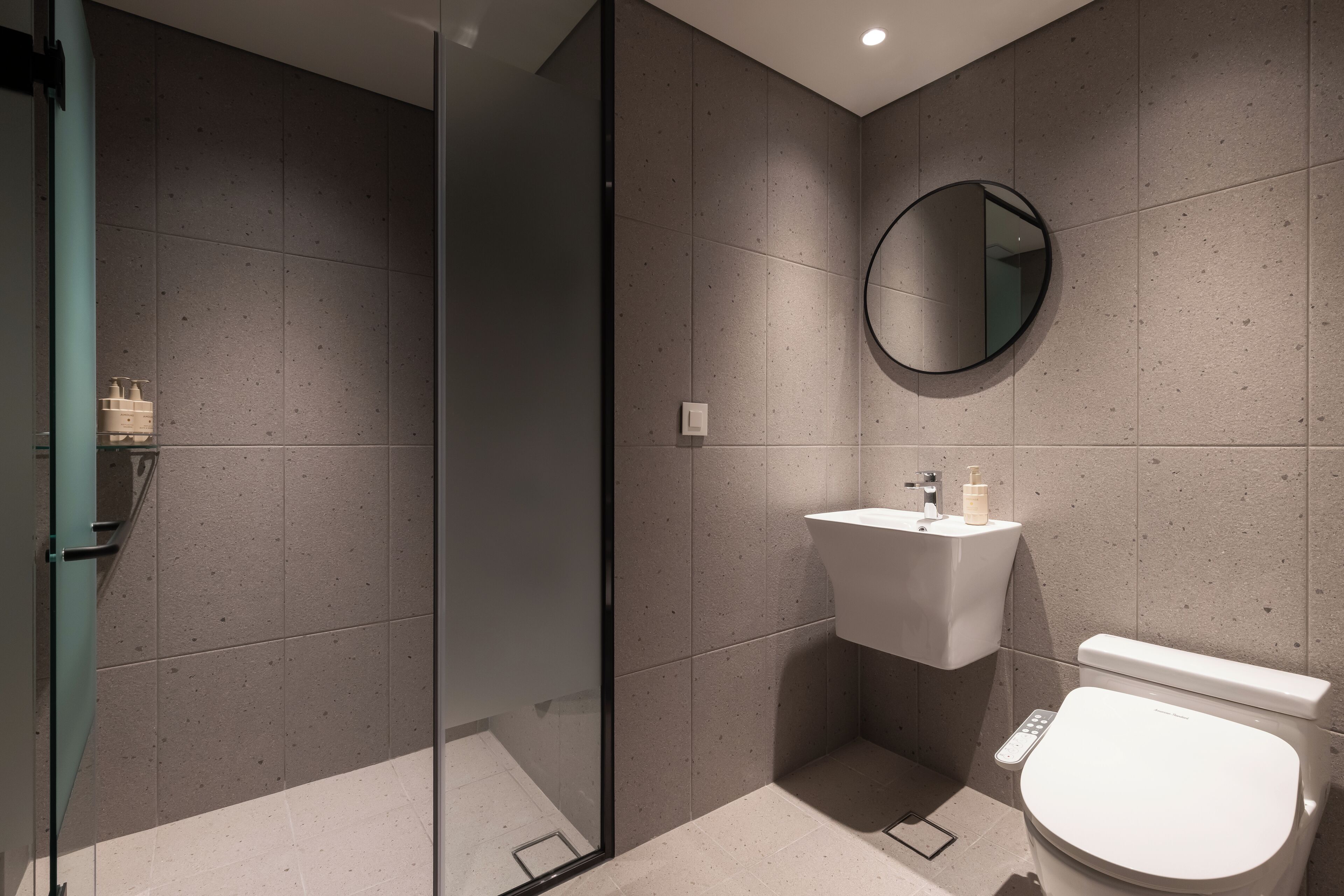 Shower, free toiletries, hair dryer