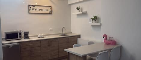 Business Suite, 1 King Bed | Private kitchenette