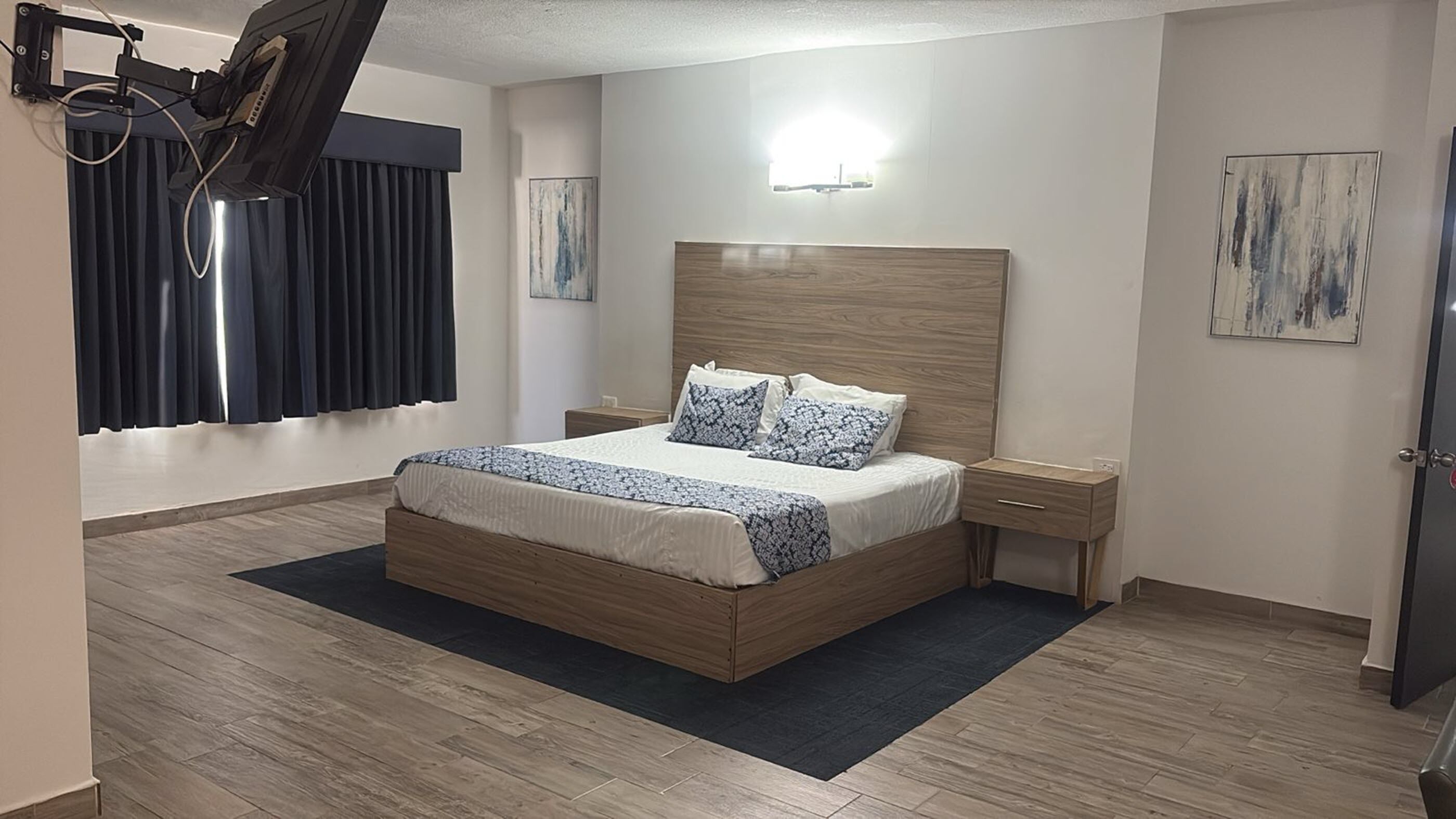 Business Suite, 1 King Bed | Select Comfort beds, individually furnished, iron/ironing board