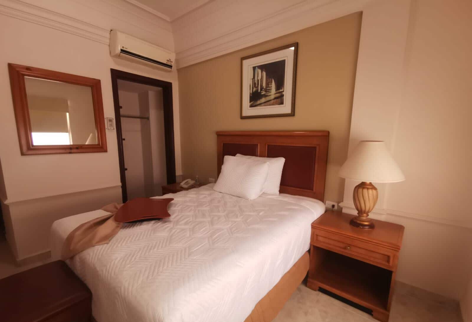 standard room, 1 king bed | premium bedding, in-room safe, free wifi