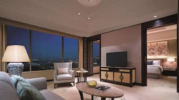 Executive Suite | 1 bedroom, minibar, in-room safe, desk