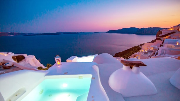 A white, modern spa area with a hot tub and a lantern. - Onar Villas Oia - Onar Hotels Collection (Santorini)