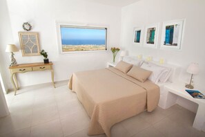 Egyptian cotton sheets, premium bedding, down duvets - Onar Villas Oia - Onar Hotels Collection (Santorini)