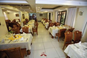 Déjeuner, dîner et souper servis sur place