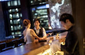 2 bars/lounges, lobby lounge
