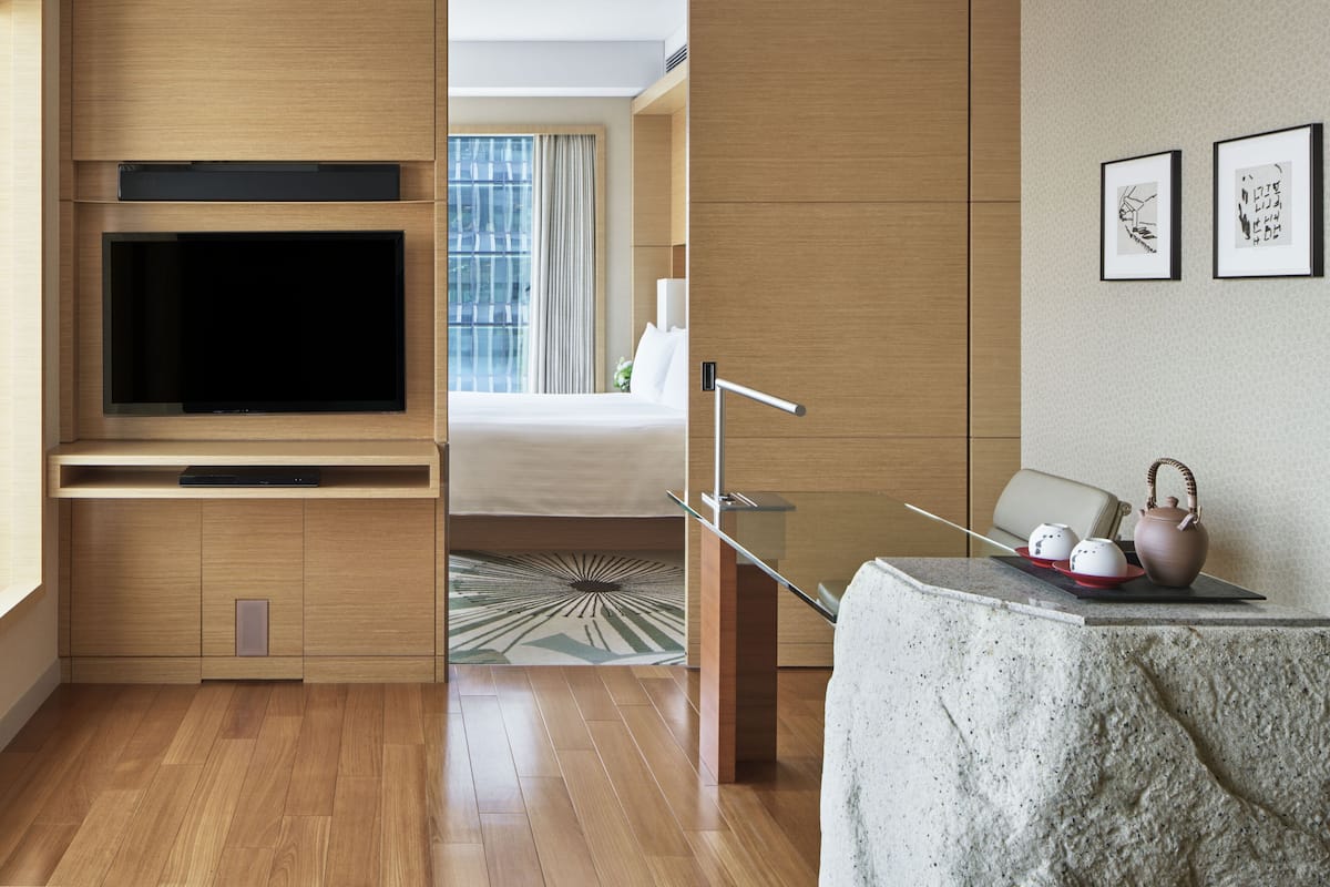 Suite, 1 camera da letto, accesso al Club Lounge, vista città | Biancheria da letto di alta qualità, copriletto in piuma