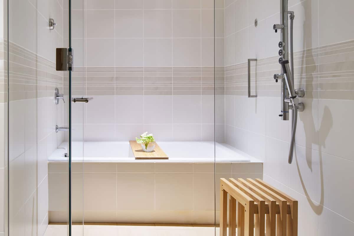 Tina y regadera independientes, tina profunda, regadera con hidromasaje