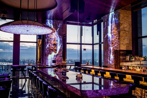 2 bars/lounges, lobby lounge
