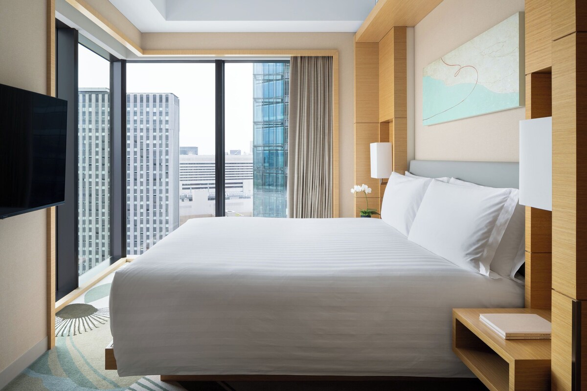 Suite, 1 Bedroom, Club Lounge Access, City View | Premium bedding, down comforters, pillowtop beds, minibar