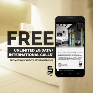 Anuncio promocional de un hotel que ofrece datos 4G ilimitados gratuitos y llamadas internacionales. El anuncio muestra un teléfono inteligente con una página web con texto en inglés y chino, y se muestra el logotipo del hotel.