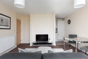 Departamento Confort, 1 habitación | Área de sala de estar | Televisión de pantalla plana, Netflix y servicios de streaming 