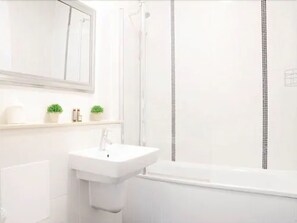 Combined shower/bathtub, designer toiletries, hair dryer, towels - City Stay Apartments - The Hub MK (Milton Keynes)
