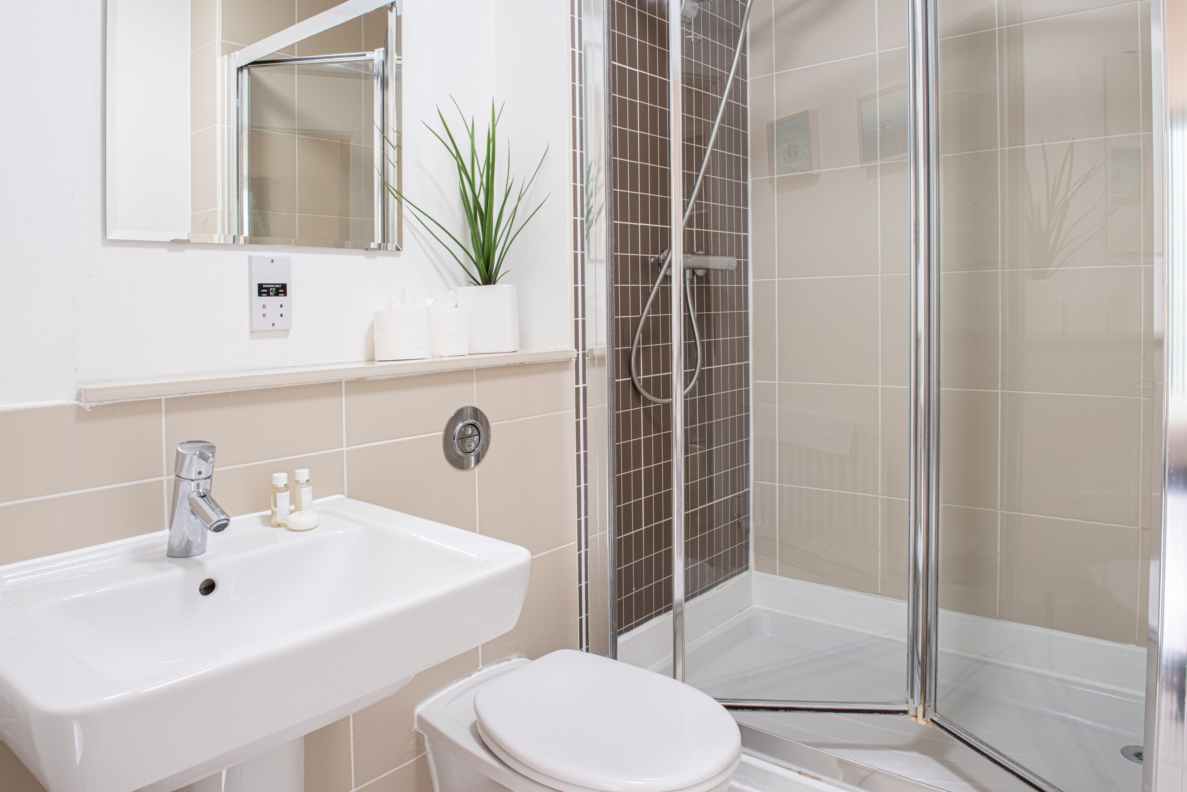 Departamento superior, 2 habitaciones | Baño | Tina con regadera, amenidades de baño de diseñador, secadora de cabello 