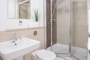 Superior Apartment, 2 Bedrooms | Bathroom | Combined shower/tub, designer toiletries, hair dryer, towels