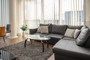 Apartamento superior, 2 habitaciones | Zona de estar | Una televisión de pantalla plana, Netflix, servicios de streaming