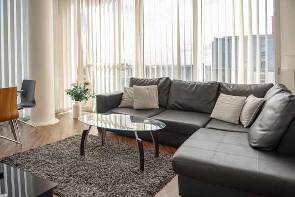 Departamento superior, 2 habitaciones | Área de sala de estar | Televisión de pantalla plana, Netflix y servicios de streaming 