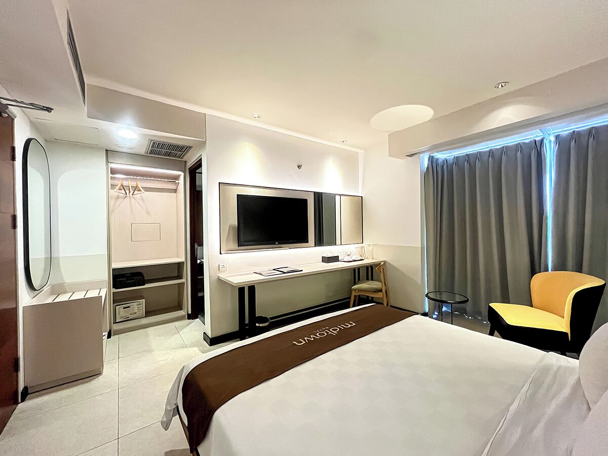 In-room safe, desk, WiFi (free)