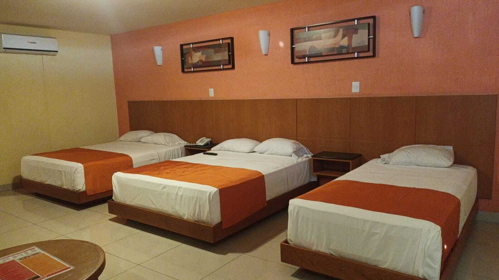 Standardværelse til 3 personer - flere senge | Premium-sengetøj, pengeskab på værelset, skrivebord