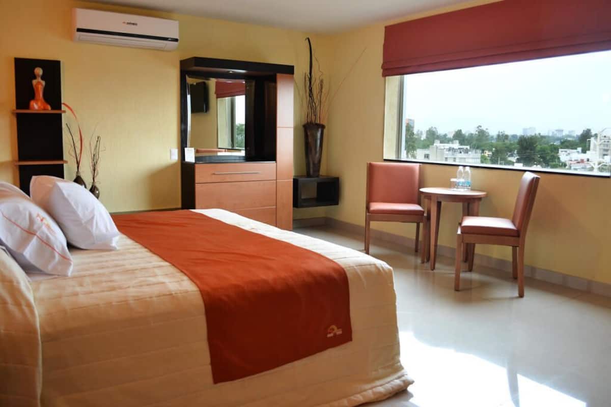Ropa de cama de alta calidad y caja de seguridad en la habitación