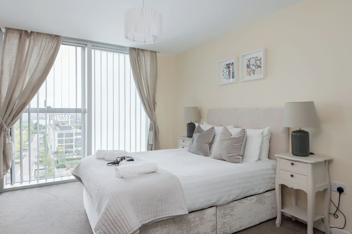 Premium bedding, laptop workspace, iron/ironing board, cribs (free)