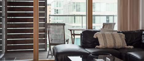 Apartemen Kota, 2 Tempat Tidur Double | Area keluarga | Televisi 40-inci dengan saluran TV kabel, Netflix, dan pemutar DVD