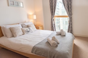 City Apartment, 2 Double Beds | Premium bedding, individually decorated, individually furnished - City Stay Apartments - Vizion (Milton Keynes)