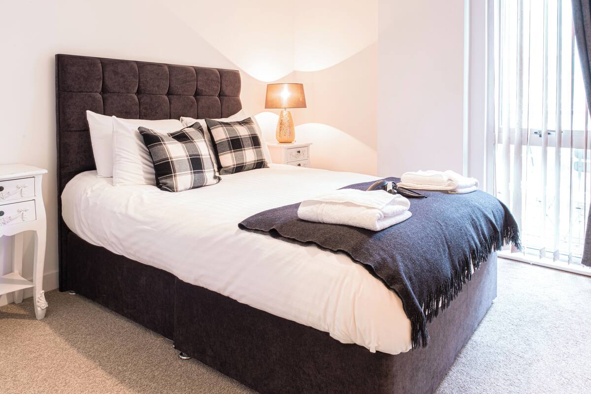 Premium bedding, laptop workspace, iron/ironing board, cribs (free)