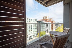 City Apartment, 2 Double Beds | Bathroom | Combined shower/tub, designer toiletries, hair dryer, towels