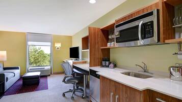 Suite, 1 cama King size | Caja de seguridad en la habitación, cunas gratuitas y wifi gratis