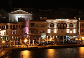 Fachada de la propiedad por la tarde o noche