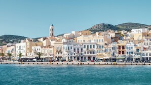 Une ville côtière dotée d’une tour imposante, de rues étroites et d’un front de mer.