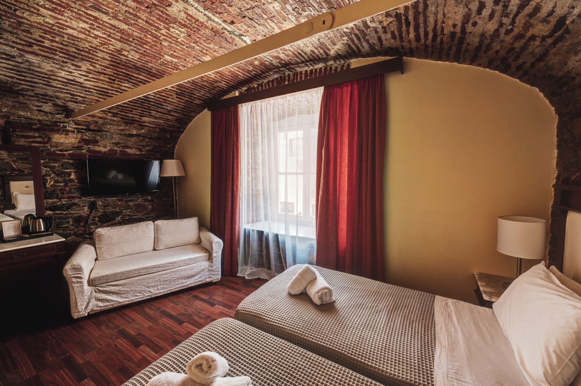 Romantische driepersoonskamer, uitzicht op de stad | Luxe beddengoed, individueel gemeubileerd, een bureau