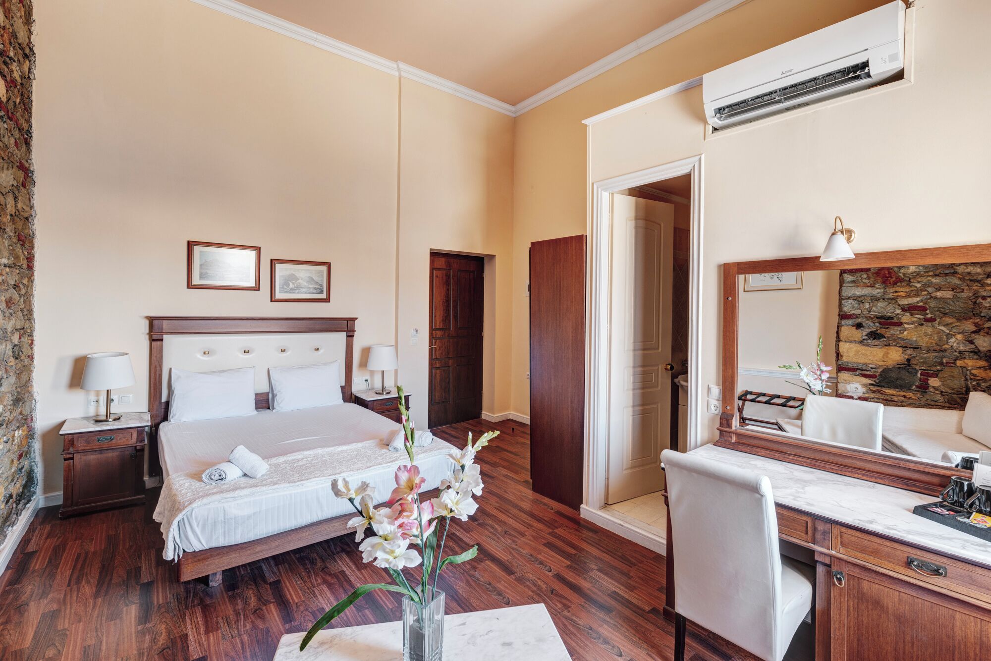 Ropa de cama de alta calidad, muebles diferentes y escritorio 