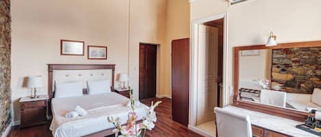 Chambre triple, vue sur la mer | Literie de qualité, ameublement unique, bureau