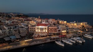 Une ville côtière dotée d’un port de plaisance, de bâtiments avec des balcons et d’une église imposante.