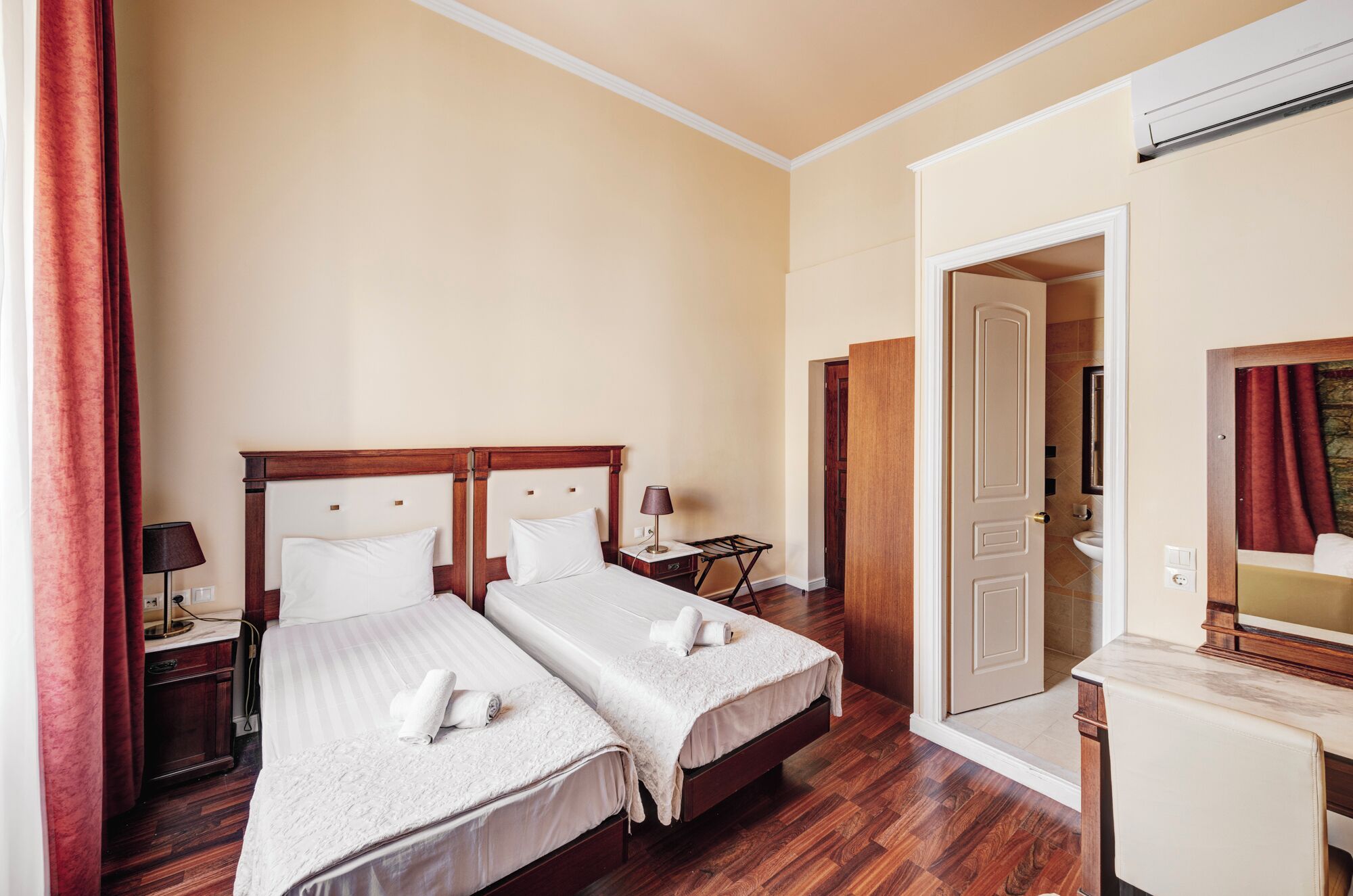 Romantisches Doppel- und Zweibettzimmer