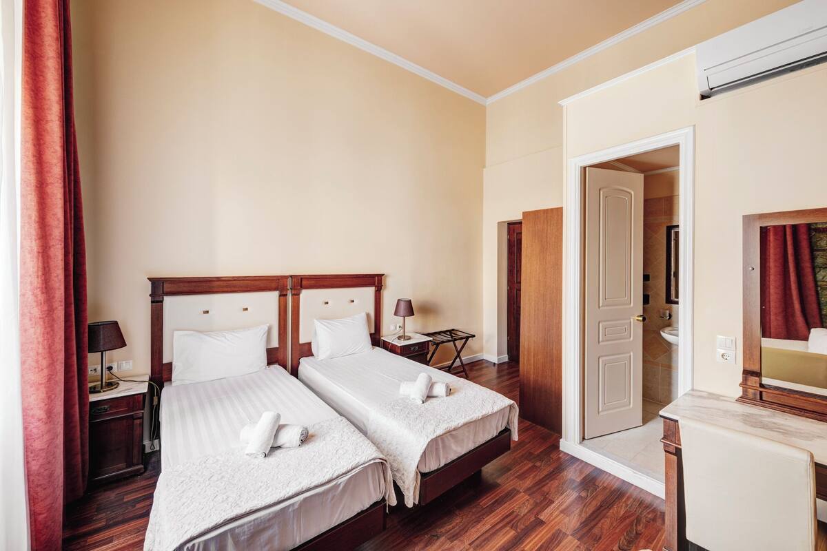 Romantisches Doppel- und Zweibettzimmer