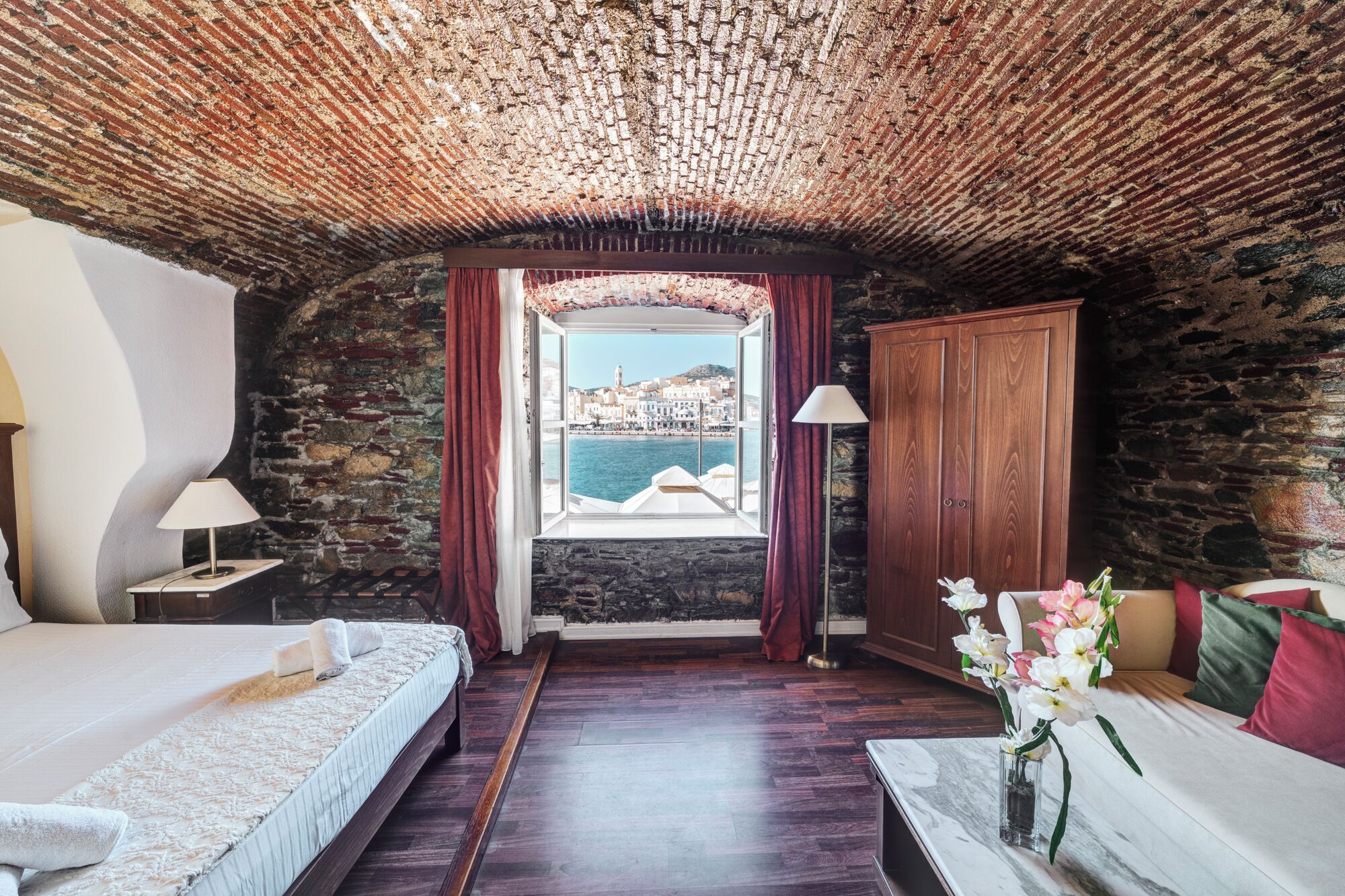 Ropa de cama de alta calidad, muebles diferentes y escritorio 
