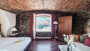 Ropa de cama de alta calidad, muebles diferentes y escritorio