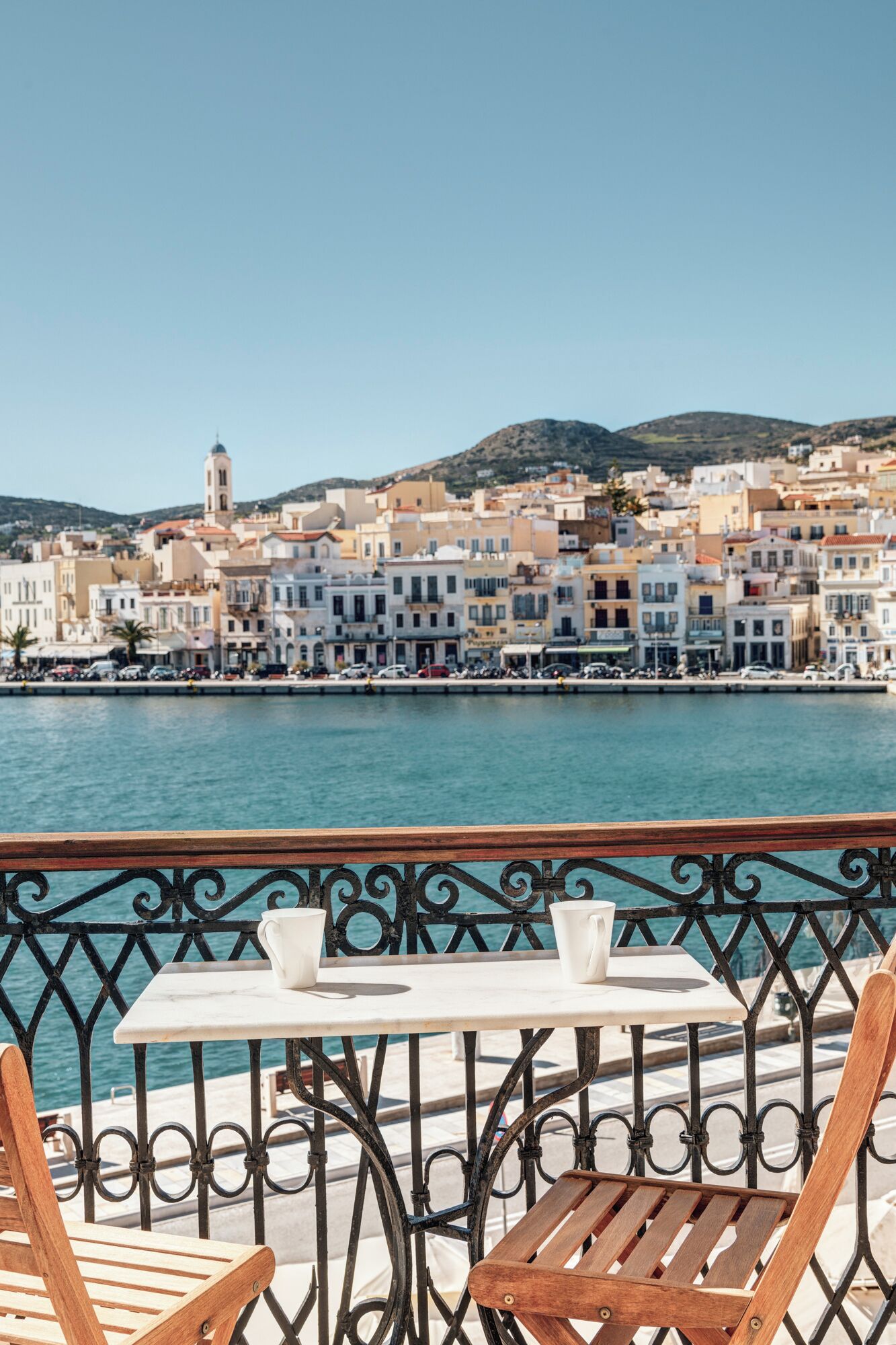 Hochwertige Bettwaren, Schreibtisch, laptopgeeigneter Arbeitsplatz