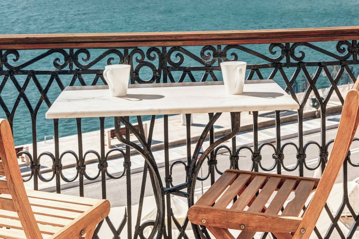 Hochwertige Bettwaren, Schreibtisch, laptopgeeigneter Arbeitsplatz