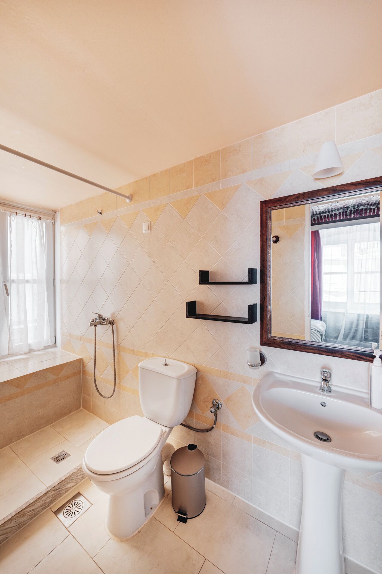 Un baño moderno con inodoro, lavabo, espejo y bidé.