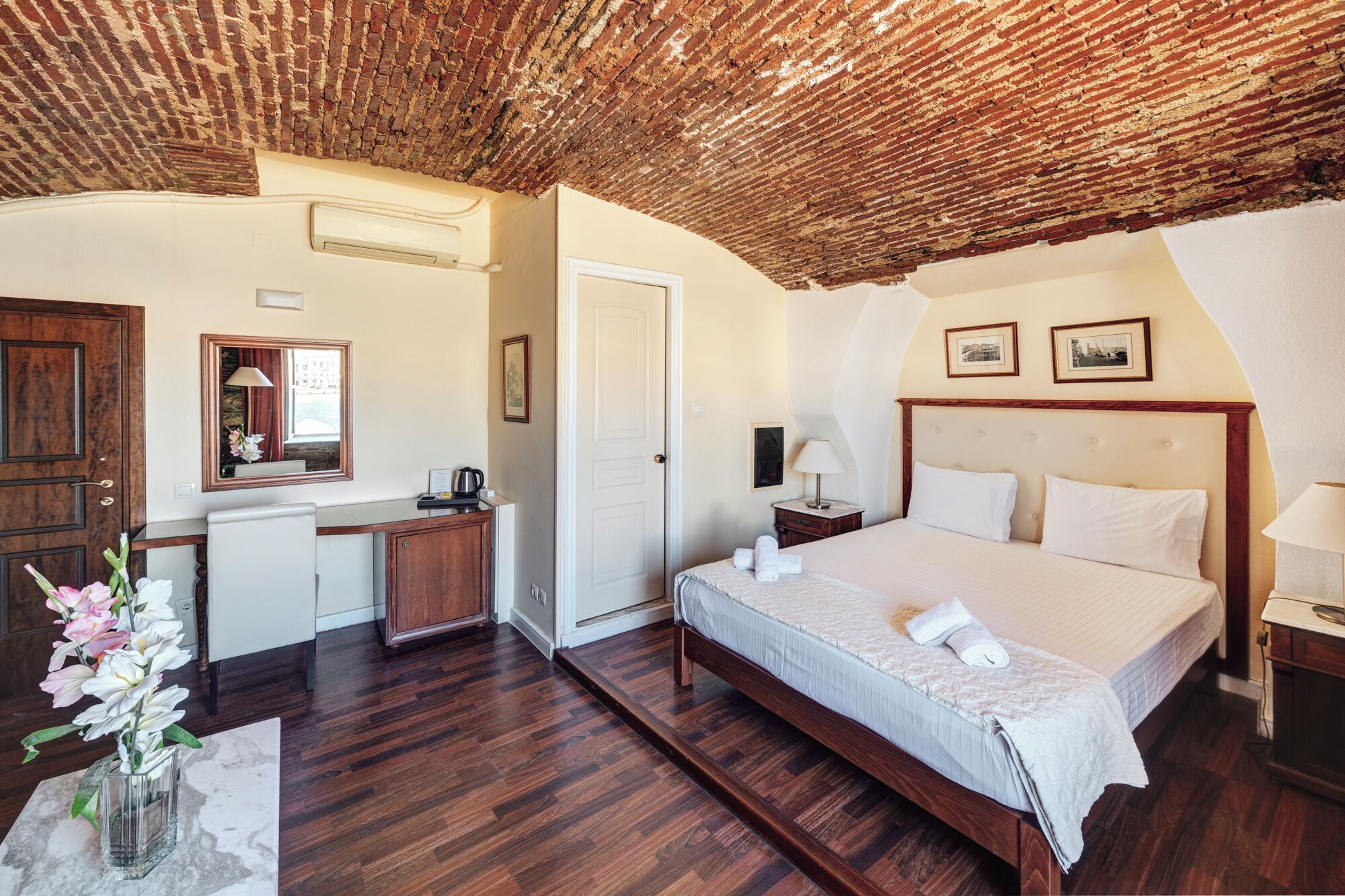 Ropa de cama de alta calidad, muebles diferentes y escritorio 