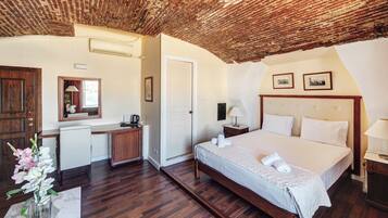 Ropa de cama de alta calidad, muebles diferentes y escritorio