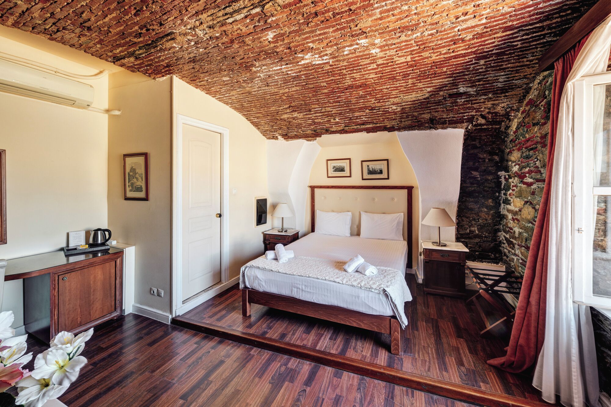Quarto triplo romântico, vista para o mar | Roupas de cama premium, individualmente mobiliados, escrivaninha