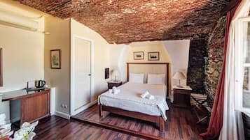 Quarto triplo romântico, vista para o mar | Roupas de cama premium, individualmente mobiliados, escrivaninha